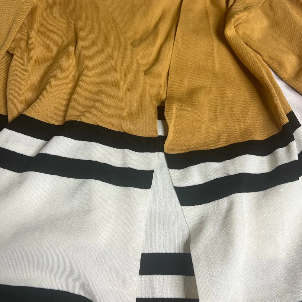 Cardigan 🐝 - Picture 2 of 3